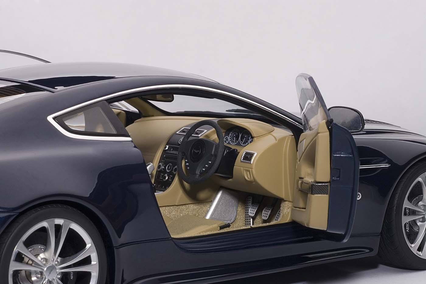 Aston Martin V12 Vantage, Miniature fait par Autoart , éche…