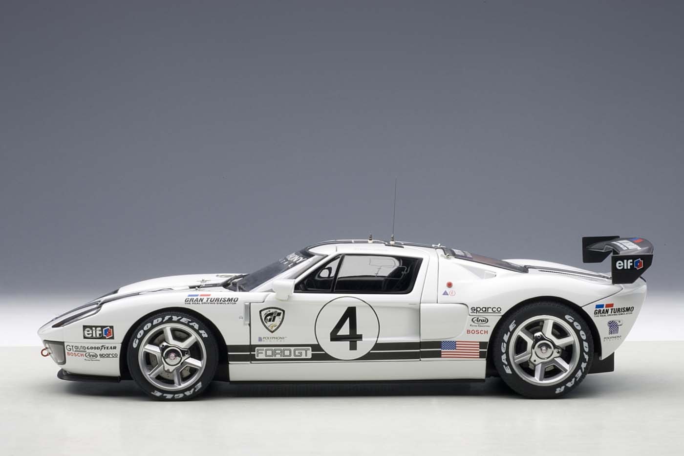 AUTOart Highly detailed die-cast model Race Car Ford GT 2004 LM 