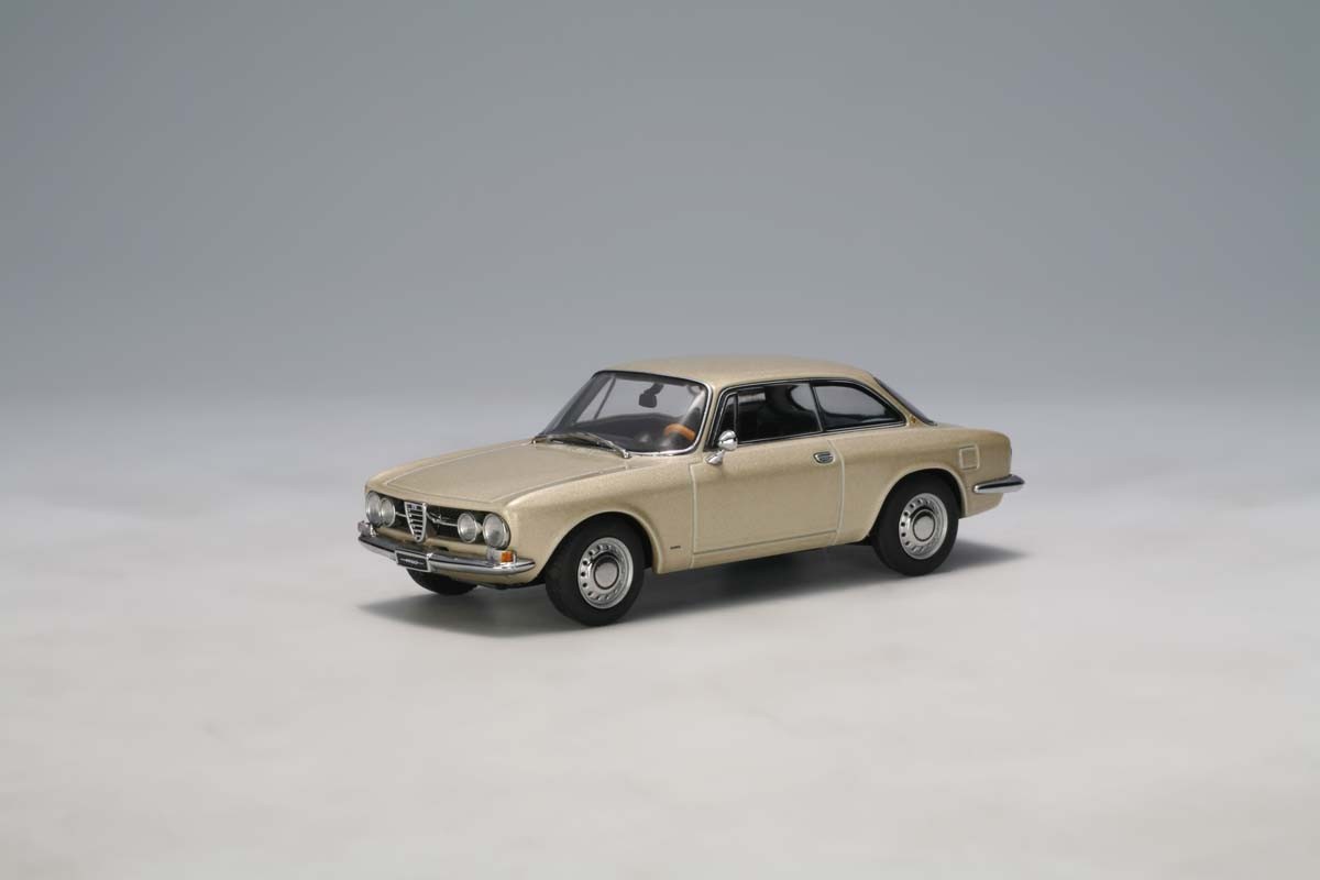 Alfa-Romeo 1750 GTV, Light Gold