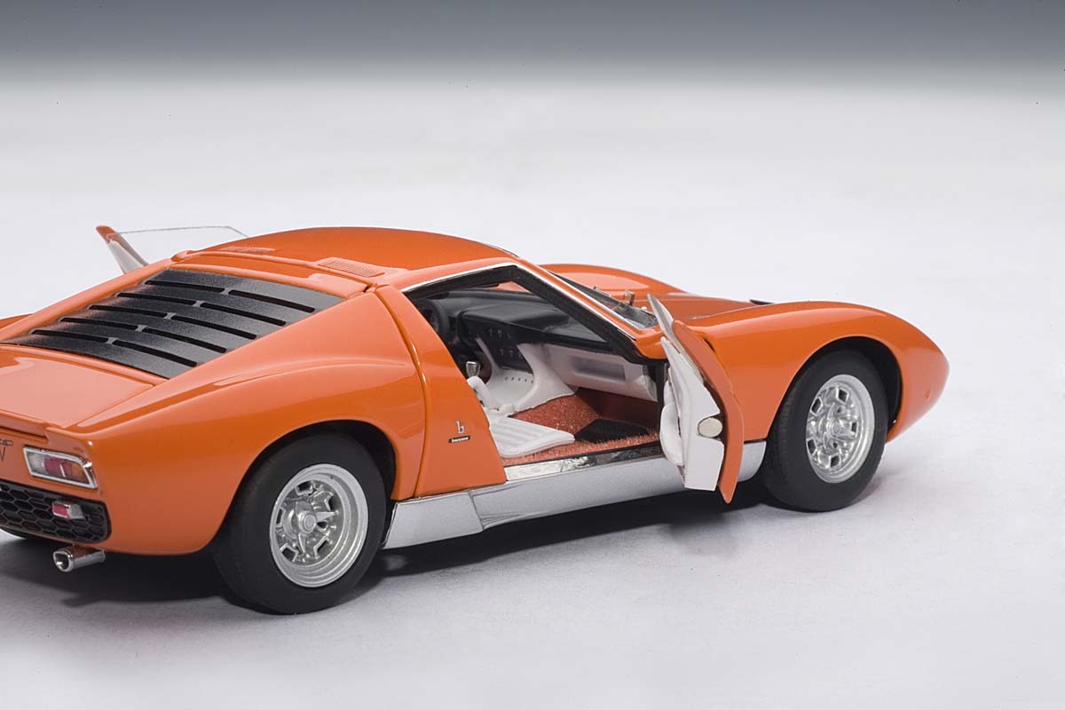 Lamborghini Miura SV, Orange, with openings AUTOart 54542 1:43