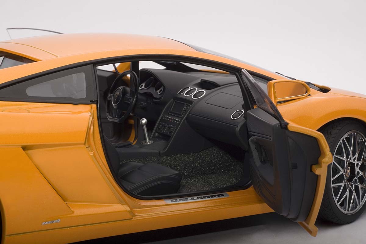 AUTOart 1:18 Scale Lamborghini Gallardo LP560-4, Borealis/Metallic 