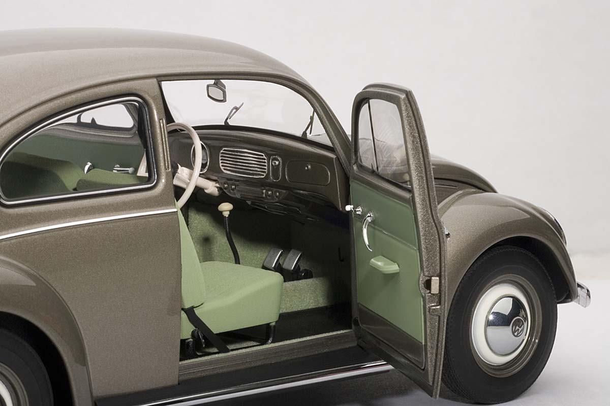 AUTOart 1:18 Scale Volkswagen Beetle Kaefer Limousine 1955