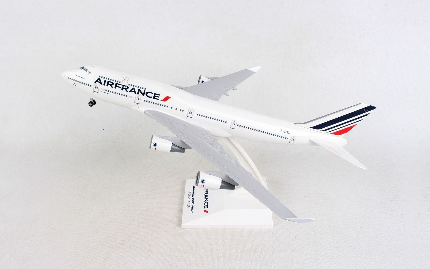 Air France Boeing 747-400 F-GITD With gear and stand Skymarks SKR1070 scale  1:200