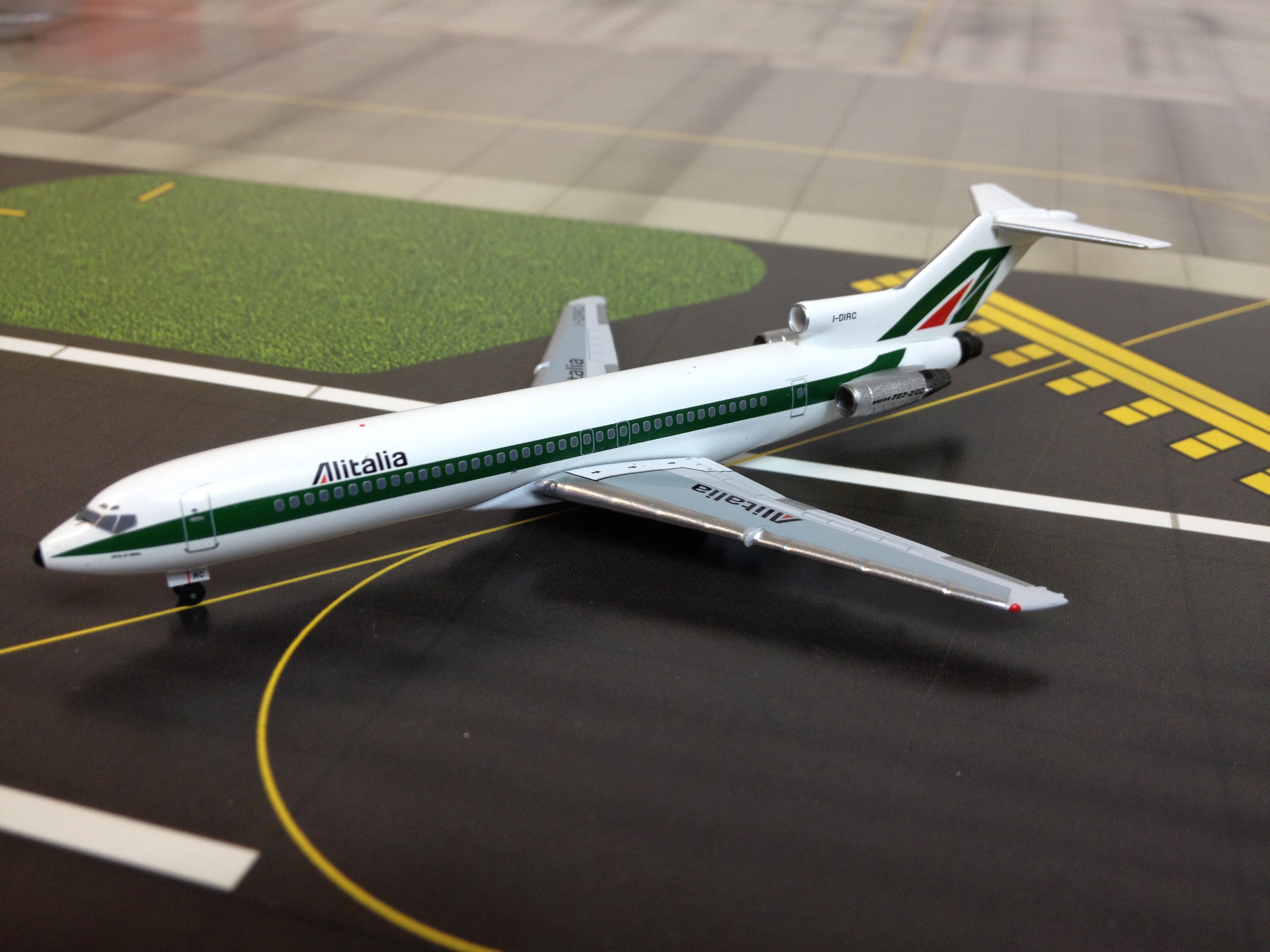 Alitalia Boeing B727-200 Reg# I-DIRC Scale 1:400