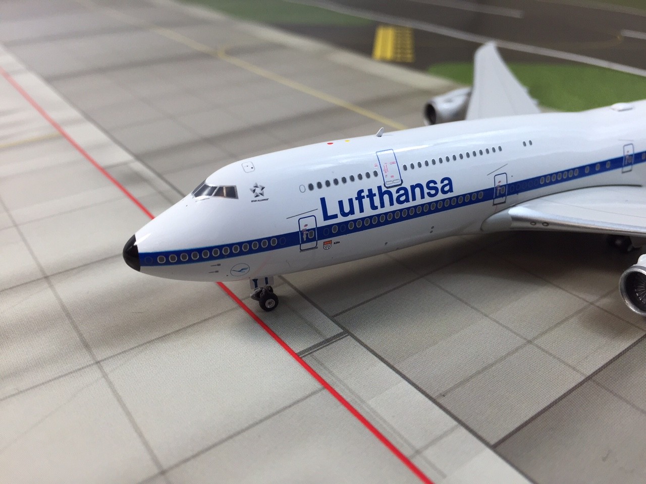 Lufthansa Retro 747-8 Reg# D-ABYT 04066 Phoenix Scale 1:400