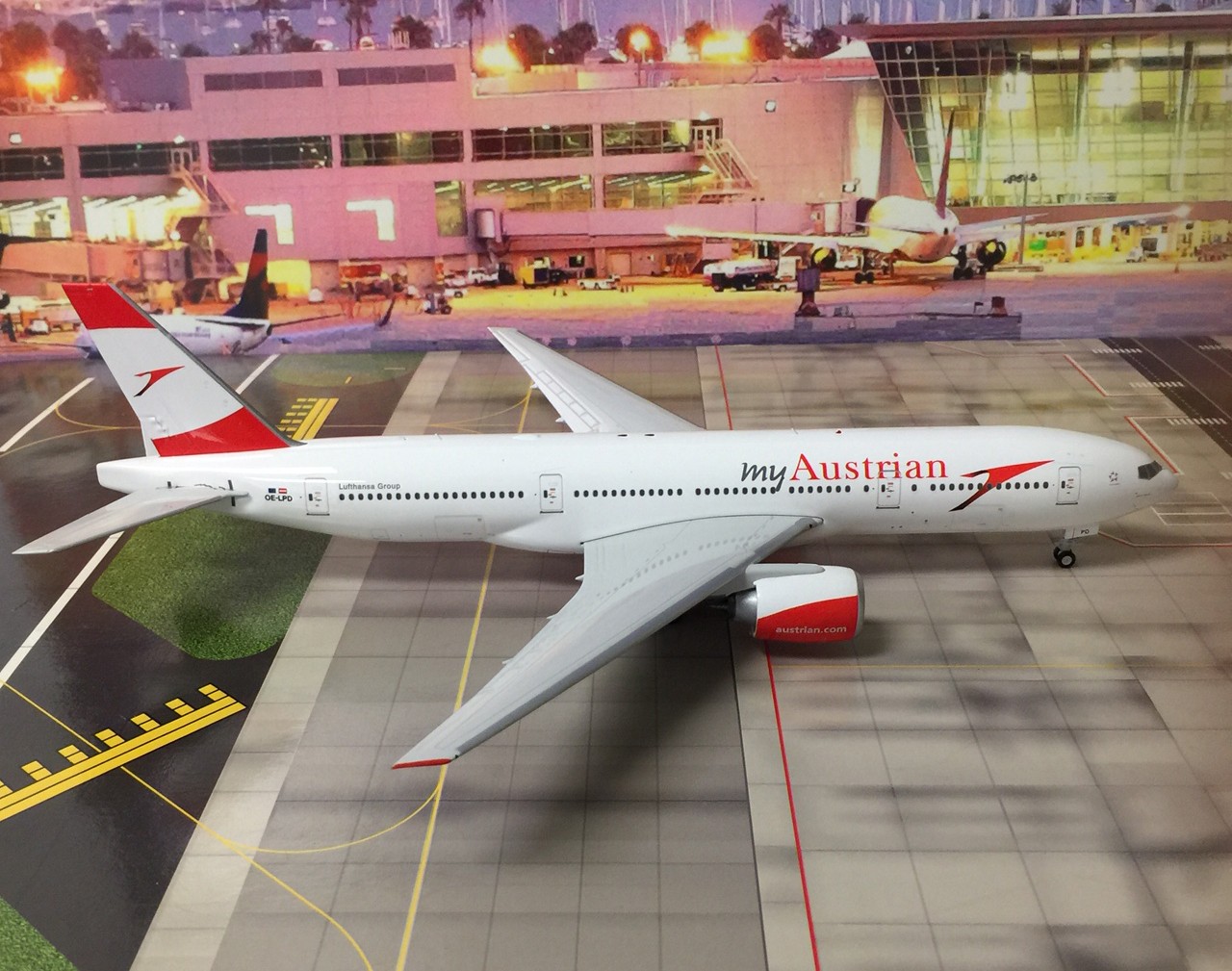 Austrian B777-200ER Reg#OE-LPD W/ Stand Phoenix Models 200027 Scale 1:200