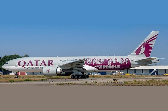 Interactive Qatar Cargo Boeing 777F A7-BFG 'Moved by People' JC4QTR0114C  Scale 1:400