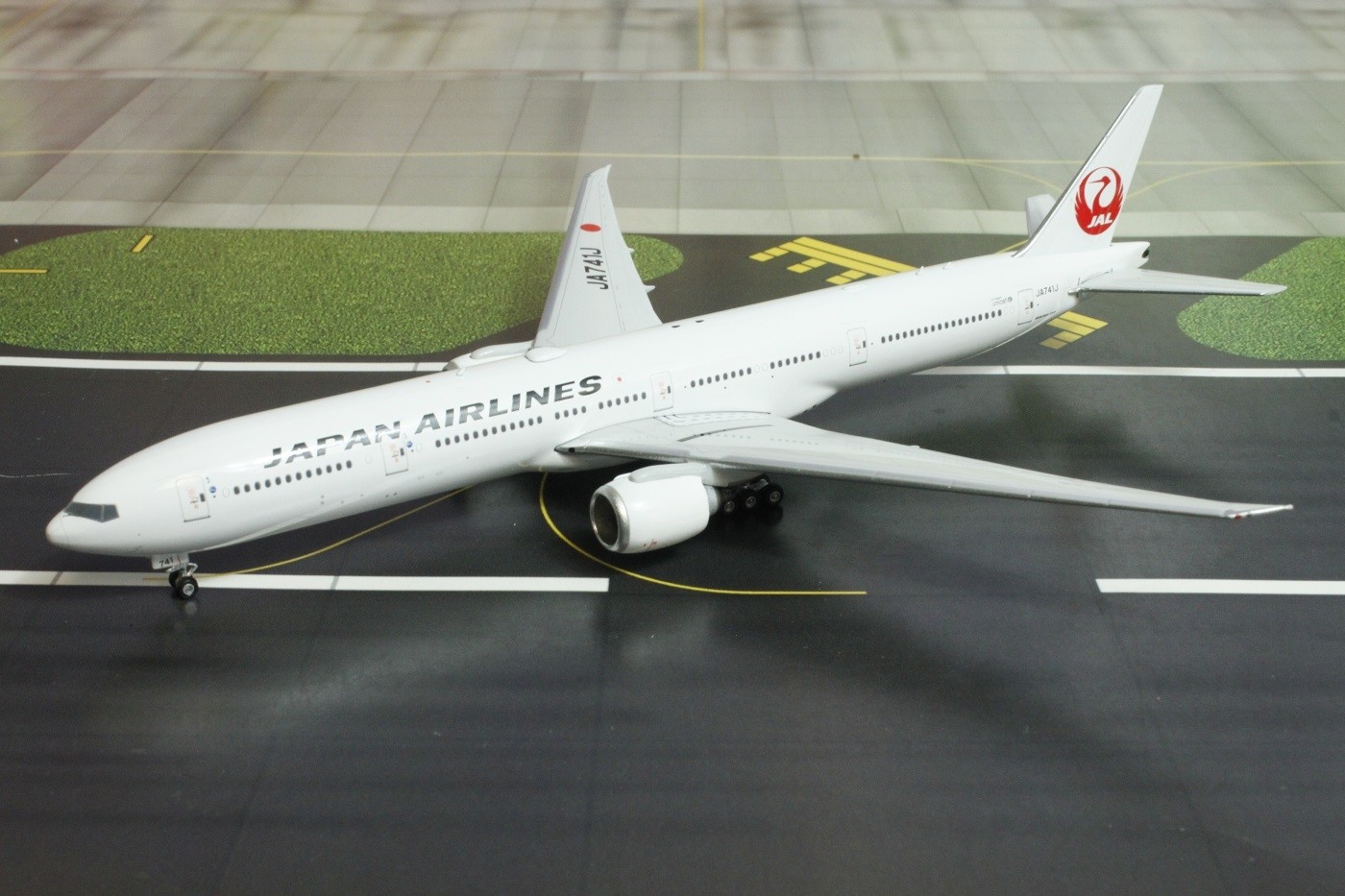 JAL Japan Airlines B777-300ER Reg. JA741J Phoenix Models 04184 Scale 1:400