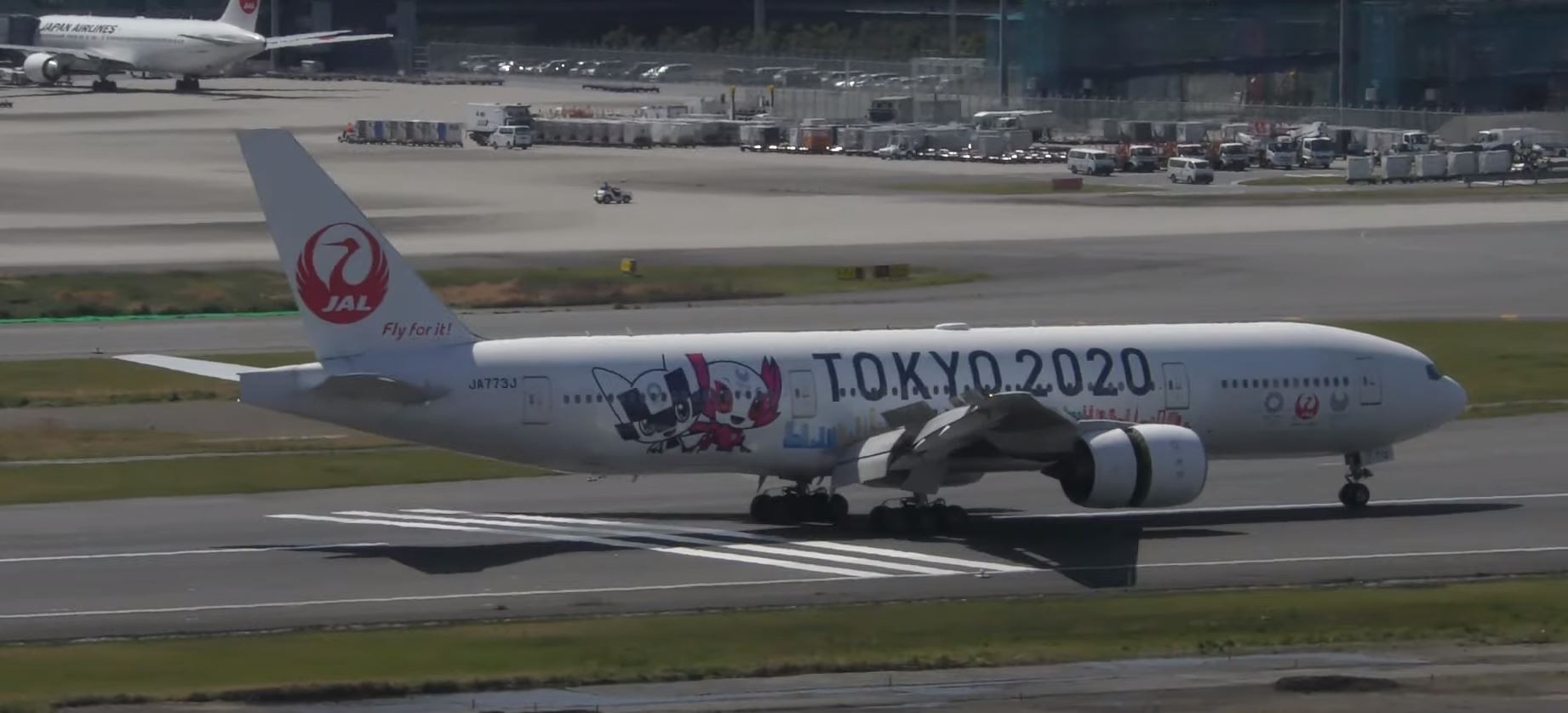 Flaps down Japan Airlines JAL Boeing 777-200ER JA773J Tokyo 2020 
