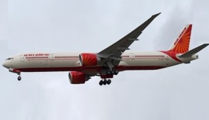 Air India Boeing 777-300ER VT-ALW stand & gears Hogan HG11588G scale 1:200