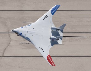 NASA-Boeing X-48c Hybrid research plane Executive Series E90616 scale 1:16