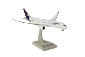 Latam Boeing 787-9 Dreamliner with stand and gears in flight wings HG40113 Scale 1:400