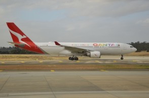 Qantas Airbus A330-200 VH-EBL Pride is in the Air Phoenix 04521 Die-Cast Scale 1:400