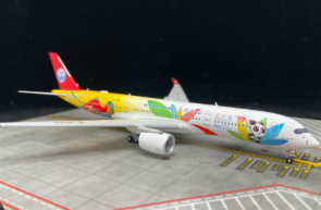 Sichuan Airlines Airbus A350-941 B-304U 四川航空 Panda Livery With Stand Aviation400 AV4128 Scale 1:400