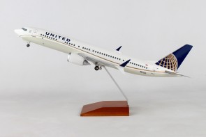United Boeing 737-Max9 N67501 Wood stand & Gears Skymarks Supreme SKR8275 Scale 1-100
